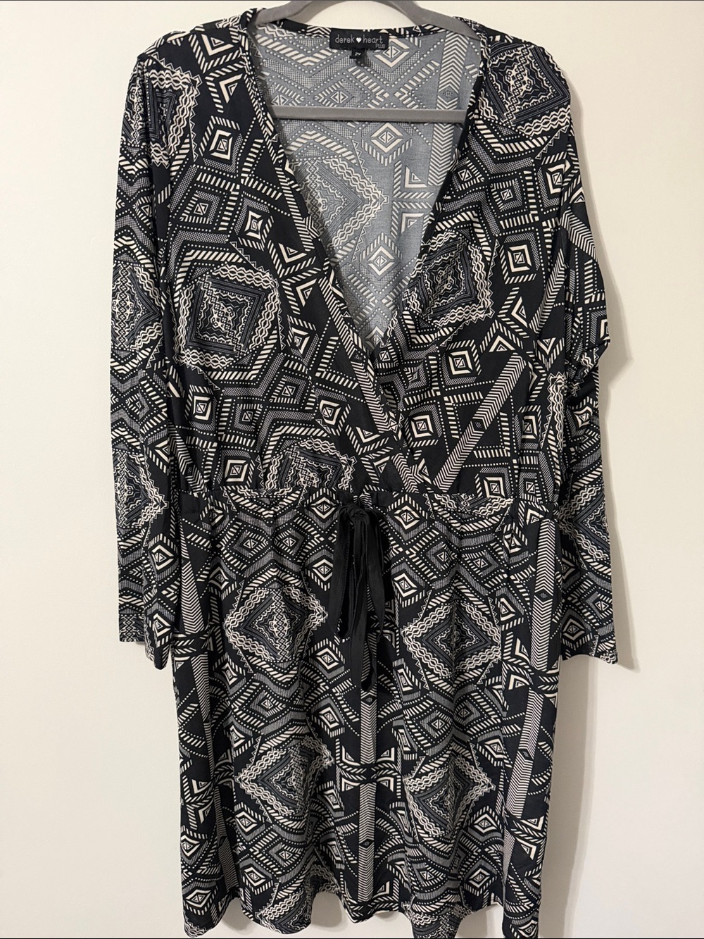 Derek Heart Gray and White Geometric Top